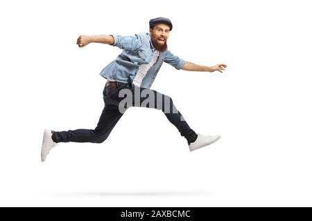 Homme barbu dans des vêtements décontractés sautant isolé sur fond blanc Banque D'Images