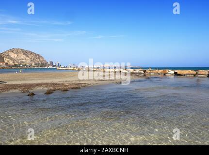 Une longue plage de sable avec de l'eau cristalline sur la Costa Blanca. Alicante - Espagne Banque D'Images