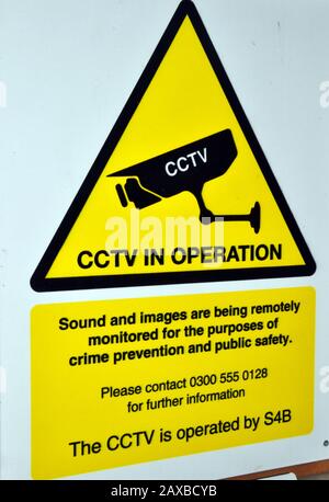 Un panneau pour informer les gens que la télévision en circuit fermé est en service à l'extérieur d'un parking à Manchester, au royaume-uni, afin de dissuader la criminalité Banque D'Images