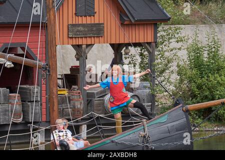 Actrice dans le rouleau de Pippi Longstocking en performance dans le monde d'Astrid Lindgren Banque D'Images