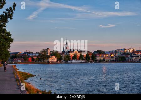 Vue en soirée sur la ville côtière de Västervik située sur le fjord de Skeppsbruf Banque D'Images