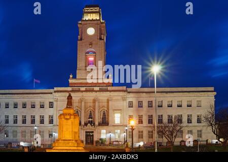 Royaume-Uni, Yorkshire du Sud, Barnsley, Hôtel de ville et Mémorial de la première Guerre mondiale la nuit Banque D'Images