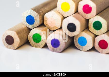 Macro crayons de couleur, peut être utilisé comme fond blanc Banque D'Images