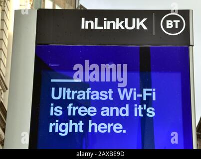 Un point BT InLinkUK à Manchester, au royaume-uni, offrant une connexion Wi-Fi publique gratuite, des appels téléphoniques, la recharge d'appareils et une tablette pour accéder aux services de la ville. Banque D'Images