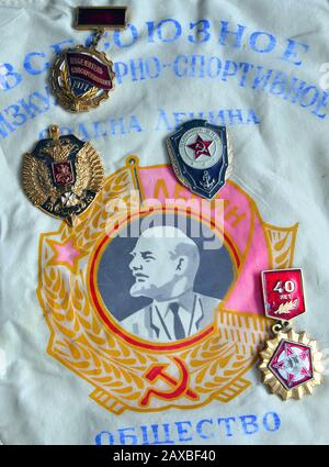 Anciens insignes militaires russes sur un pennant en tissu à thème Lenin Banque D'Images