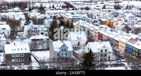 Les toits enneigés de Reykjavik, capitale historique de l'Islande. Maisons traditionnelles, vue aérienne. Banque D'Images