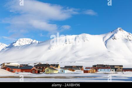 La petite ville De Ny Alesund à Svalbard, un archipel norvégien entre la Norvège et le pôle Nord. C'est le règlement civil le plus au nord dans Banque D'Images