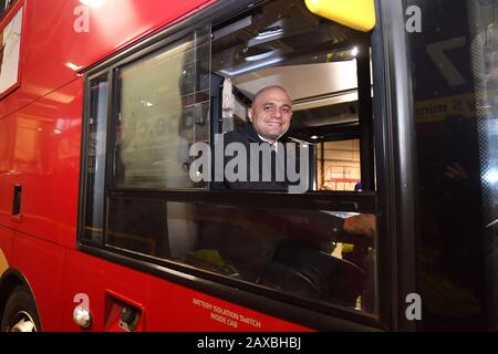 Le chancelier de l'Échiquier Sajid Javid est assis dans le siège conducteur d'un bus pendant qu'il parle à un chauffeur de bus lors d'une visite au garage de bus central de Birmingham. Banque D'Images