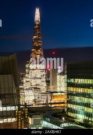 Vue imprenable sur le Shard à Londres illuminée la nuit Banque D'Images