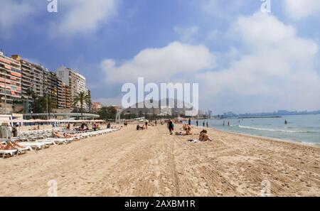 plage pittoresque de la ville fréquentée par les touristes chaque saison. Playa Del Postiguet, Alicante - Espagne Banque D'Images