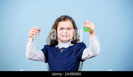 Exploration de l'environnement. Laboratoire scolaire. Expérience scientifique. Analyse chimique. Leçon de chimie scolaire. Éducation scolaire. Chimie et biologie. Fille école nerd. Organisme génétiquement modifié. Banque D'Images