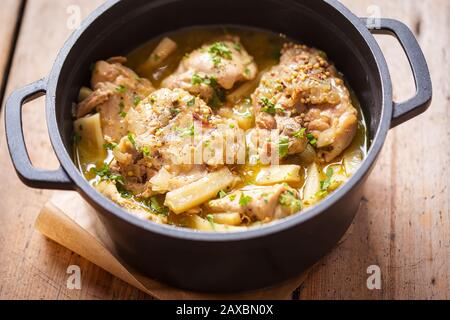 Pot de poulet à la moutarde au miel avec panais Banque D'Images