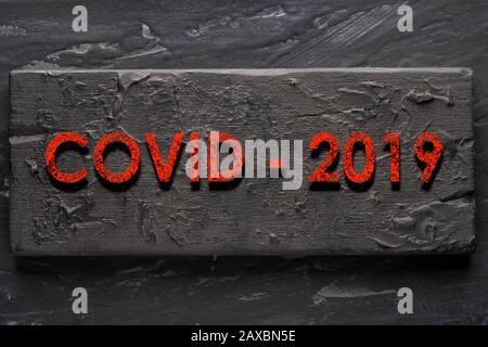 COVID 2019 Nouveau nom du coronavirus selon L'Oms - organisation mondiale de la santé - inscription rouge sur un panneau en bois. Banque D'Images