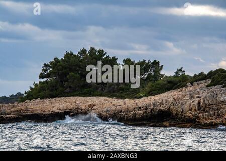 Le Magnifique golfe rocheux de la plage de Votsi sur l'île d'Alonisos, Grèce. Banque D'Images