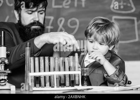 L'exemple personnel et d'inspiration. L'étude est intéressante. L'activité d'enseignement de l'étude par l'expérience. J'aime étudier dans l'école. Enseignant et garçon en laboratoire de chimie. Étudier la chimie et la biologie. Banque D'Images