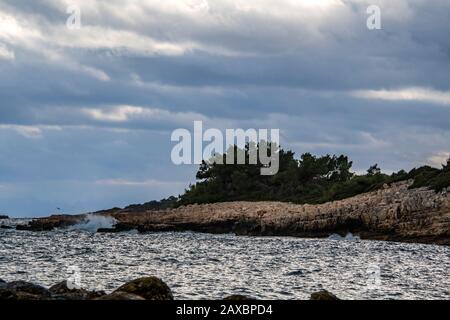 Le Magnifique golfe rocheux de la plage de Votsi sur l'île d'Alonisos, Grèce. Banque D'Images