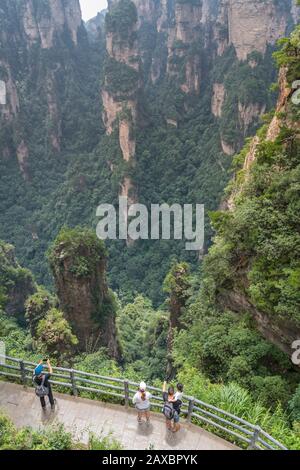 Zhangjiajie, Chine - Août 2019 : Touristes prenant des photos sur des téléphones mobiles sur la Terrasse Enchanteresse point de vue, Avatar montagnes nature parc Banque D'Images