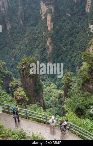 Zhangjiajie, Chine - Août 2019 : Touristes prenant des photos sur des téléphones mobiles sur la Terrasse Enchanteresse point de vue, Avatar montagnes nature parc Banque D'Images