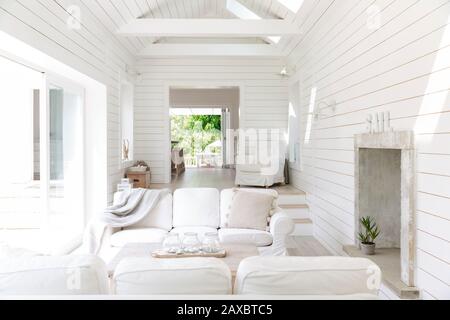 Maison de shiplap en bois blanc vitrine maison de plage salon Banque D'Images