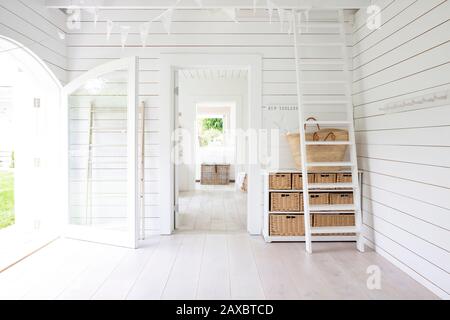 Chambre maison de plage en bois blanc shiplap Banque D'Images