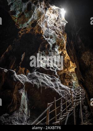 Une grotte sombre de Bat avec 4 millions de chauves-souris sur Lombok Indonésie Banque D'Images