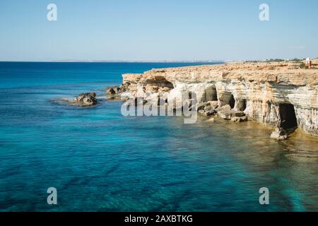 Prise de vue en grand angle des grottes marines de Chypre pendant jour Banque D'Images