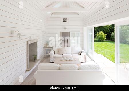 La maison en bois blanc shiplap A-frame présente le solarium Banque D'Images