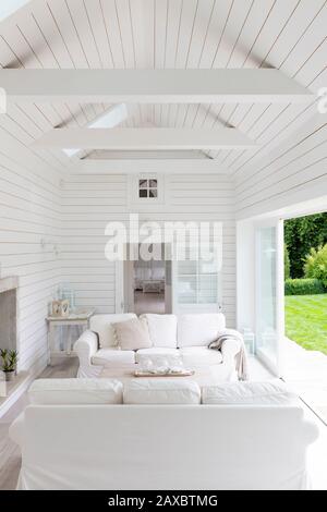 La maison en bois blanc shiplap à cadre A présente le salon Banque D'Images