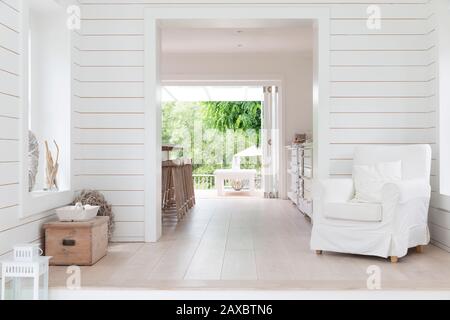 La maison en bois blanc shiplap présente un salon intérieur Banque D'Images