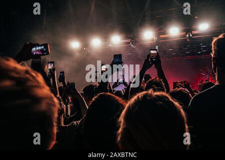 Foule avec des smartphones filmant des concerts de musique Banque D'Images