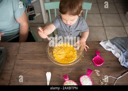 Petite fille curieuse cuisson Banque D'Images