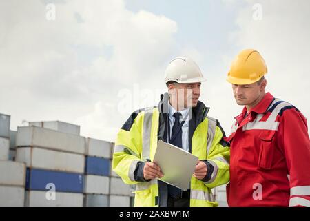 Placez le travailleur et le Manager dans le presse-papiers en parlant au chantier naval Banque D'Images