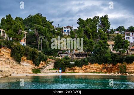 Le Magnifique golfe rocheux de la plage de Votsi sur l'île d'Alonisos, Grèce. Banque D'Images