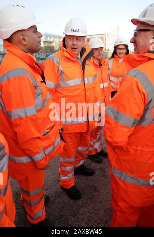 Le Premier ministre Boris Johnson aux côtés du chancelier de l'Échiquier Sajid Javid (à gauche), du maire de West Midlands, Andy Street (à l'arrière) et du PDG de la  , Mark Thurston (à droite), lors d'une visite de la gare ferroviaire de Curzon Street à Birmingham où le projet ferroviaire de la   est en construction. Banque D'Images