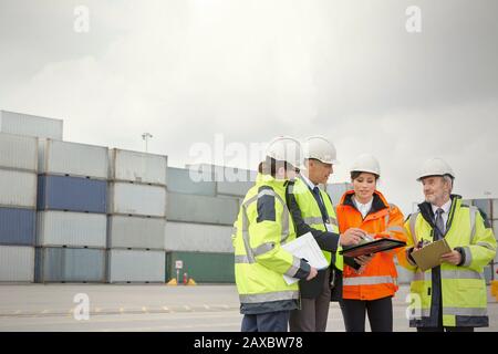 Amarrez les employés et le Manager à l'chantier naval Banque D'Images