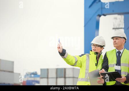 Placez le travailleur et le Manager dans le presse-papiers en parlant au chantier naval Banque D'Images