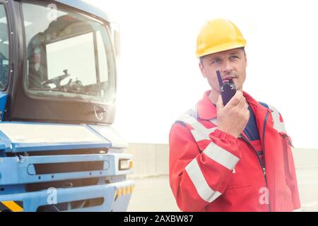 Placer le travailleur sur le quai à l'aide d'un camion de talkie-walkie à l'extérieur du chantier naval Banque D'Images