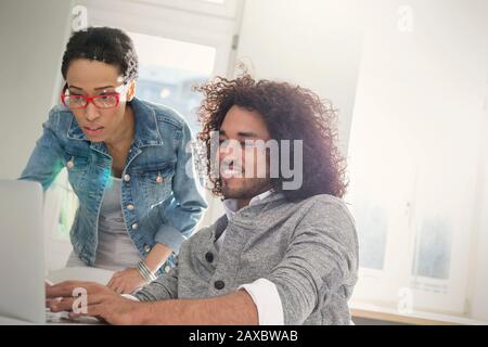 Couple using laptop Banque D'Images