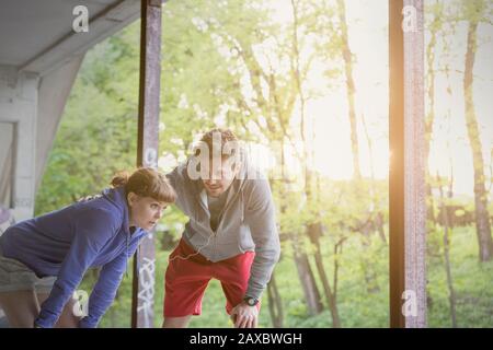 Couple de coureurs fatigués se reposant, prenant une pause Banque D'Images