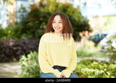 Portrait de la jeune femme confiante dans le parc Banque D'Images