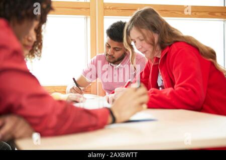 L'accent college students studying in classroom Banque D'Images