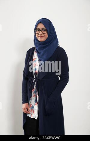 Portrait confiant teenage girl wearing hijab Banque D'Images