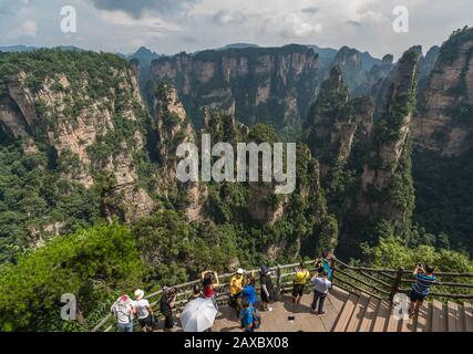 Zhangjiajie, Chine - Août 2019 : Touristes prenant des photos sur des téléphones mobiles sur la Terrasse Enchanteresse point de vue, Avatar montagnes nature parc Banque D'Images