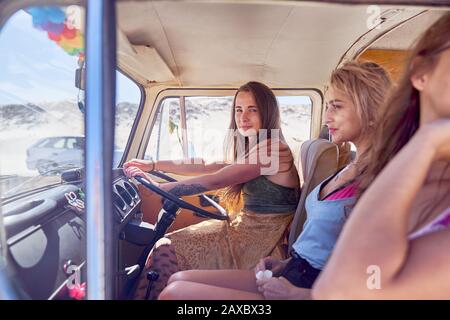 Une jeune femme confiante qui conduit une camionnette Banque D'Images