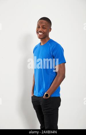 Portrait jeune homme heureux en t-shirt bleu Banque D'Images