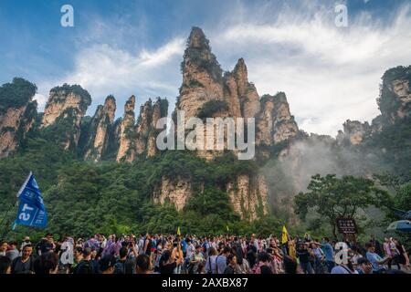 Zhangjiajie, Chine - Août 2019 : foules de touristes Massives sur la place au bas de l'ascenseur de Bailong avec les Soldats Rassemblement des sommets behin Banque D'Images