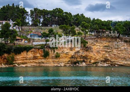 Le Magnifique golfe rocheux de la plage de Votsi sur l'île d'Alonisos, Grèce. Banque D'Images