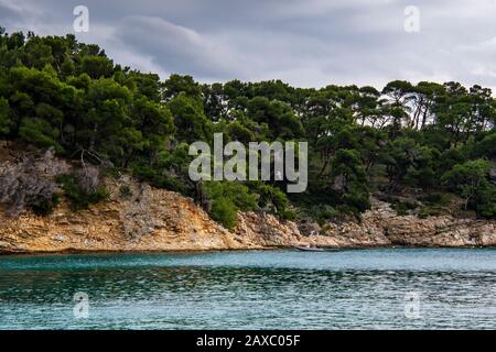 Le Magnifique golfe rocheux de la plage de Votsi sur l'île d'Alonisos, Grèce. Banque D'Images