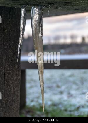 photo avec icicle, icicle formée sous une table en bois Banque D'Images