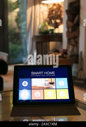 Système intelligent d'automatisation domestique sur tablette numérique Banque D'Images